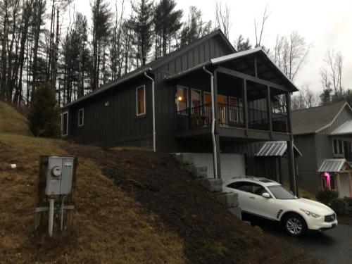 Serene Rustic Farmhouse Mountain Cottage Sleeps 4 in Vilas, USA