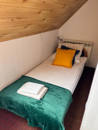 1 twin bed