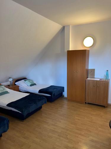 4 twin beds
