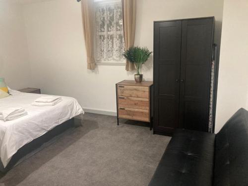 Lancing Apartments - Spacious 2 Bed - Sleeps 6 - Burnham Village