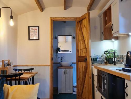 The Owls Rest Shepherds Hut Hethel in Norwich International Airport