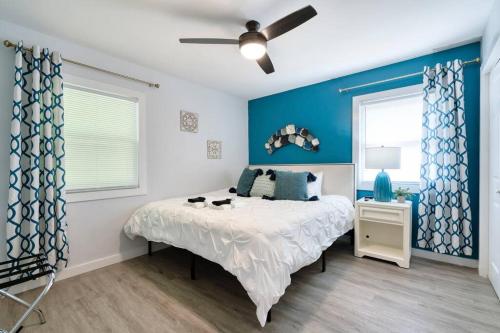 2BR 1BA Duplex House King Beds Great for Small Groups Close to All Uptown Charlotte attractions 2BR 1BA Duplex House King Beds Great for Small Groups Close to All Uptown Charlotte attractions