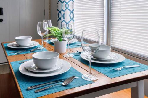 2BR 1BA Duplex House King Beds Great for Small Groups Close to All Uptown Charlotte attractions 2BR 1BA Duplex House King Beds Great for Small Groups Close to All Uptown Charlotte attractions