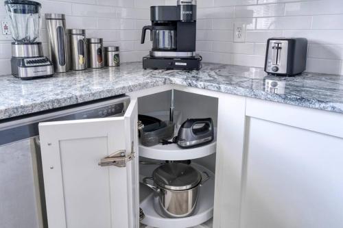 2BR 1BA Duplex House King Beds Great for Small Groups Close to All Uptown Charlotte attractions 2BR 1BA Duplex House King Beds Great for Small Groups Close to All Uptown Charlotte attractions