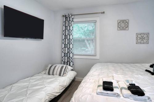 2BR 1BA Duplex House King Beds Great for Small Groups Close to All Uptown Charlotte attractions 2BR 1BA Duplex House King Beds Great for Small Groups Close to All Uptown Charlotte attractions