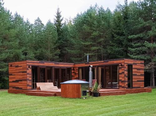 . Roheluse metsamaja with hot tub and sauna