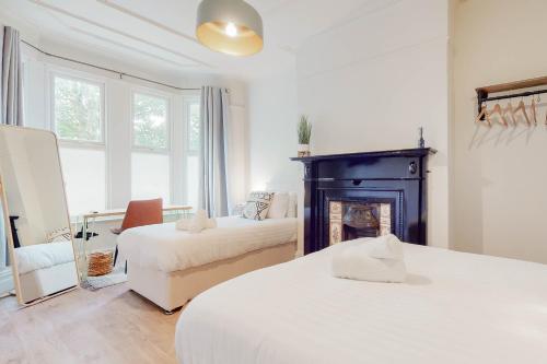 Air Host and Stay - Lancefield House sleeps 15, 5 bedrooms 3 bathrooms photo 4