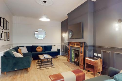 Air Host and Stay - Lancefield House sleeps 15, 5 bedrooms 3 bathrooms photo 1
