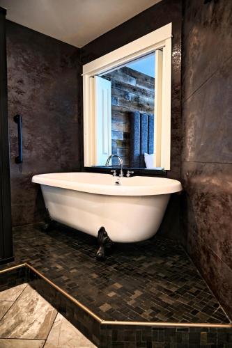 Cannery Pier Hotel & Spa - 화장실