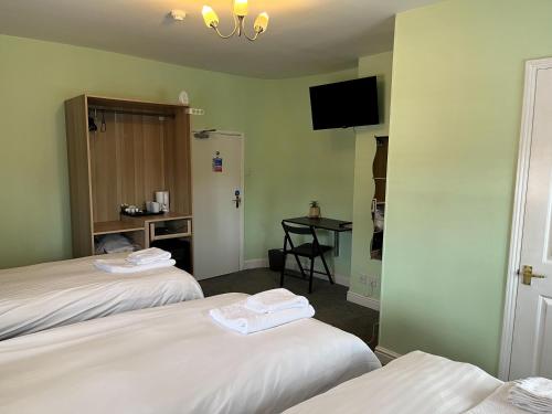 3 twin beds