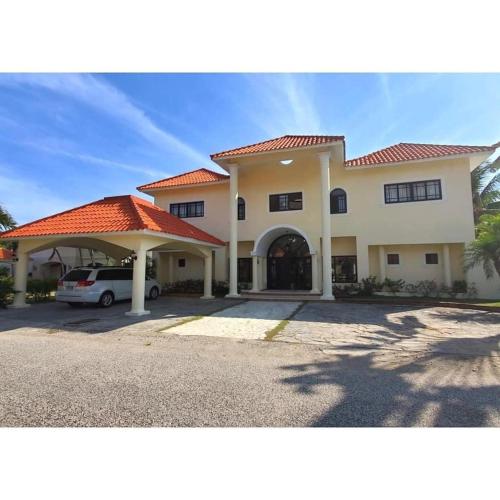 PALATIAL METRO COUNTRY CLUB VILLA
