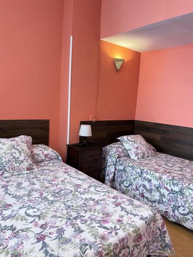 Twin Room with Shared Bathroom image 10