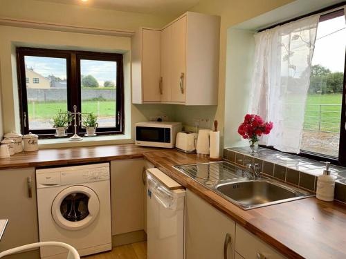 virtuve, Family Farmhouse in Claregalway