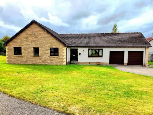Boutique Four Bed Holiday Home in Inverness in Milton of Leys