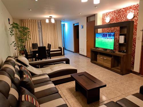 ห้องส่วนกลางสำหรับนั่งเล่น/ดูทีวี, Departamento amoblado en Arequipa, Cerro Colorado - Plaza las Américas (Departamento amoblado en Arequipa, Cerro Colorado - Plaza las Americas) near สนามบินนานาชาติโรดริเกซ บายอน