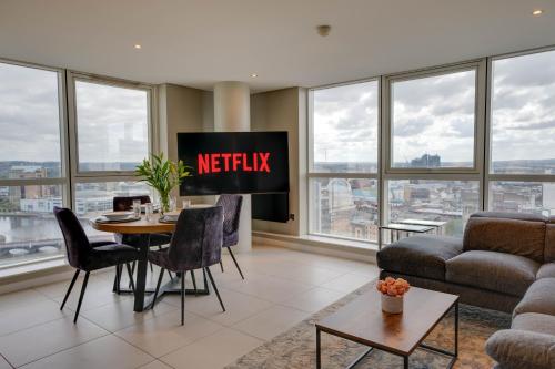 TALLEST BUILDING IN THE CITY CENTRE SLEEPS 5 incredible city mountain and Lagan views 1