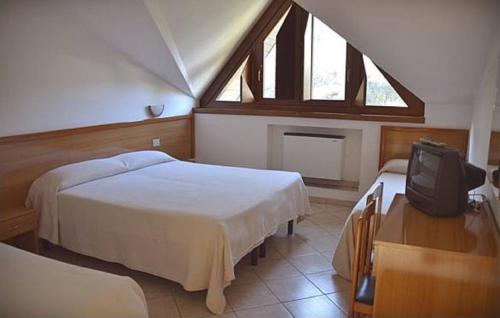 1 queen bed, 2 twin beds