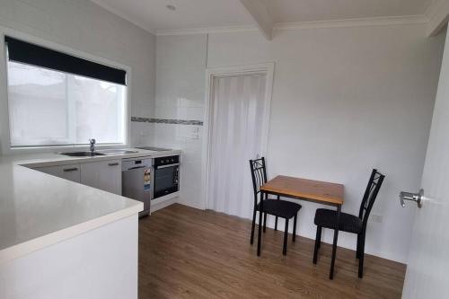 Modern 1 bedroom studio free parking close to CBD