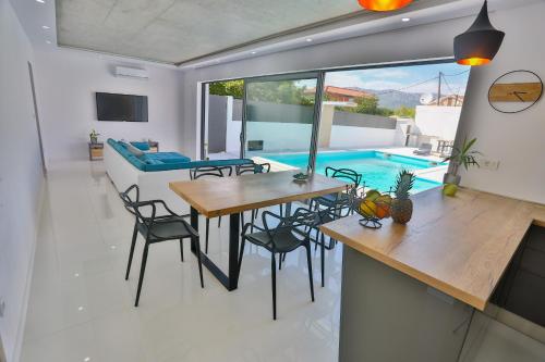 Family friendly house with a swimming pool Split - 15909 - image 8