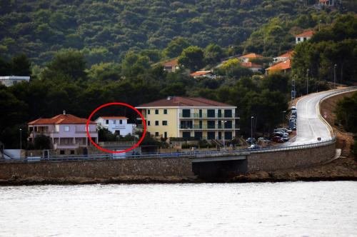  Apartments by the sea Rogac, Solta - 16223, Pension in Grohote