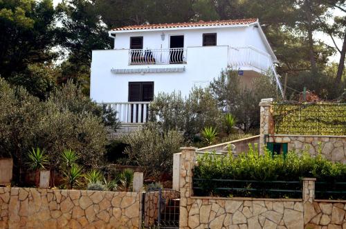  Apartments by the sea Rogac, Solta - 16223 in Grohote