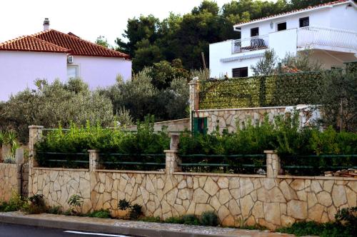  Apartments by the sea Rogac, Solta - 16223 in Grohote