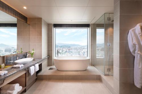 Fürdőszoba, Hilton Hiroshima near Hirosima Kortárs Múzeum