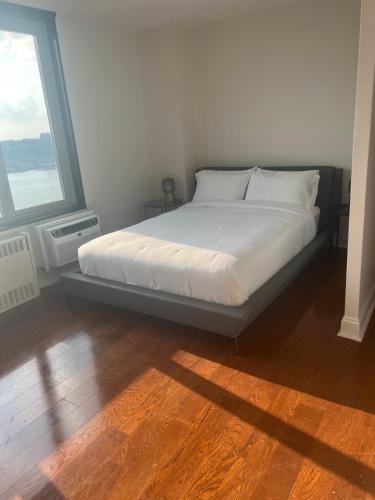 A breathtaking Studio overlooking the Hudson River and The city skylines
