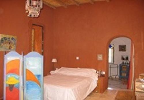 . Room in Guest room - Charming guest house with pool for 6 people