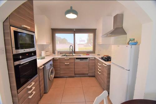 Bay Cottage Beautiful cosy luxury cottage - Beach area in بيزوري