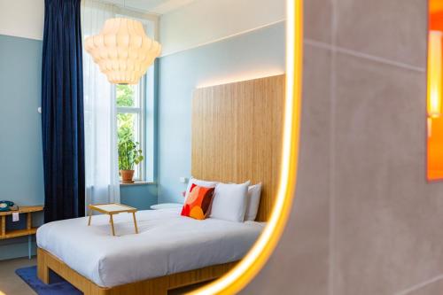 Bed, Hotel Vie Via - Just a room in Leeuwarden City Center