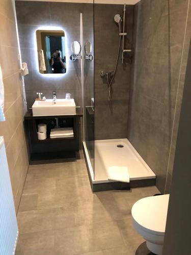 Double or Twin Room image 3