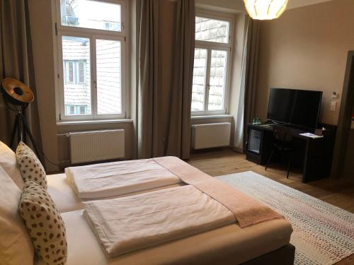 Double or Twin Room image 5