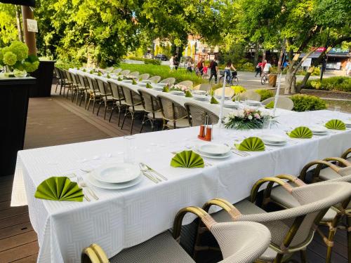 ห้องอาหาร, Villa Hotel in เอกเยเตมวารอส