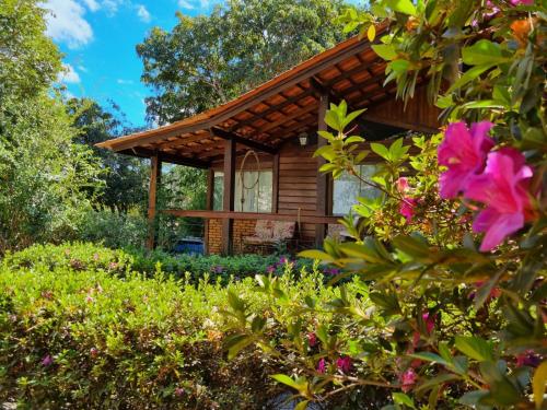 Casa 4 dorms 2 suites - localização perfeita no centrinho e rodeada de natureza