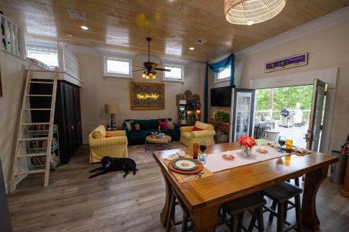 Chateau Royale, Pet Friendly, On Bayou, Downtown! detail
