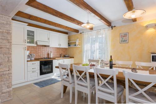 Beautiful villa Natura with pool in Labin in Brgod