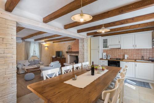 Beautiful villa Natura with pool in Labin in Brgod