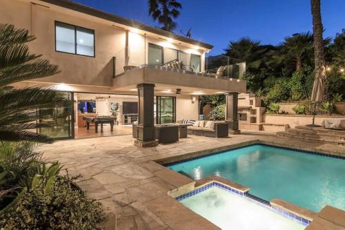 Gorgeous villa w/pool, spa, b-ball court & view! in Los Angeles, USA