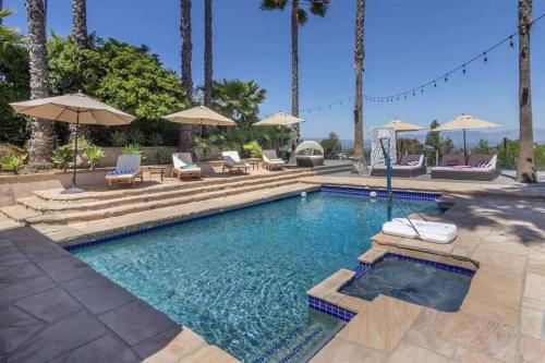 Gorgeous villa w/pool, spa, b-ball court & view! in Los Angeles, USA