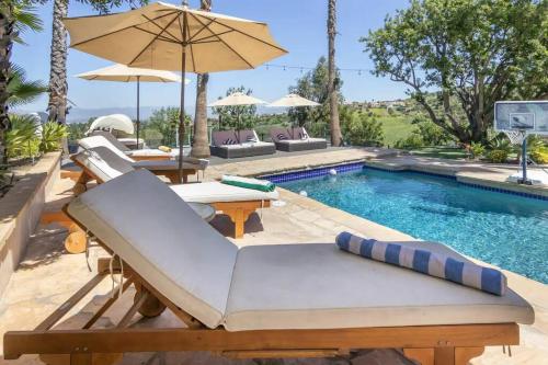 Gorgeous villa w/pool, spa, b-ball court & view! in Los Angeles, USA