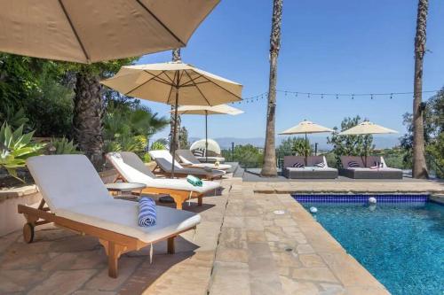 Gorgeous villa w/pool, spa, b-ball court & view! in Los Angeles, USA