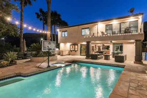 Gorgeous villa w/pool, spa, b-ball court & view! in Los Angeles, USA