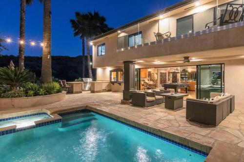 Gorgeous villa w/pool, spa, b-ball court & view! in Los Angeles, USA
