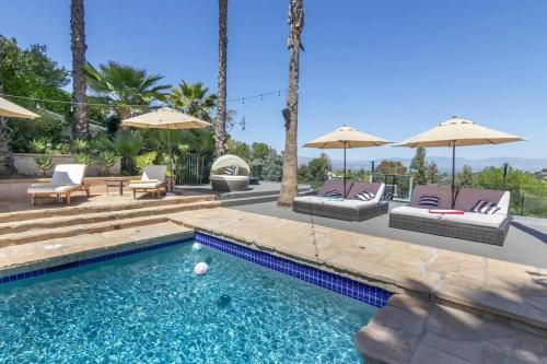 Gorgeous villa w/pool, spa, b-ball court & view! in Los Angeles, USA