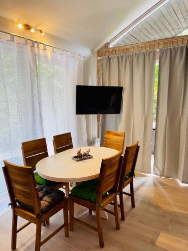 sala de TV, PREMIUM-Ferienhaus für 5 Gäste - Sauna, Wald u. Berge Extertal-Ferienpark #49 (PREMIUM-Ferienhaus fur 5 Gaste - Sauna, Wald u. Berge Extertal-Ferienpark #49) in Extertal