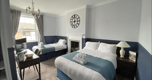 1 double bed, 1 twin bed