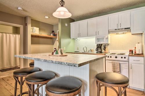 Cozy Condo with Magic Mountain Ski-In Access! in Londonderry, USA