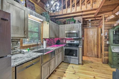 Deer Haven Cabin 5 Mi to Dtwn Blue Ridge! in Blue Ridge, USA