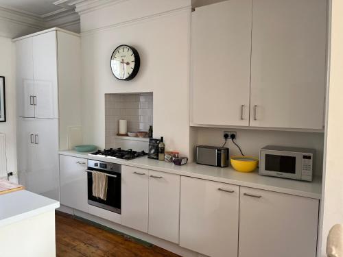 Konyha, Elegant Bloomsbury Apartment in Tunbridge Wells in Royal Tunbridge Wells